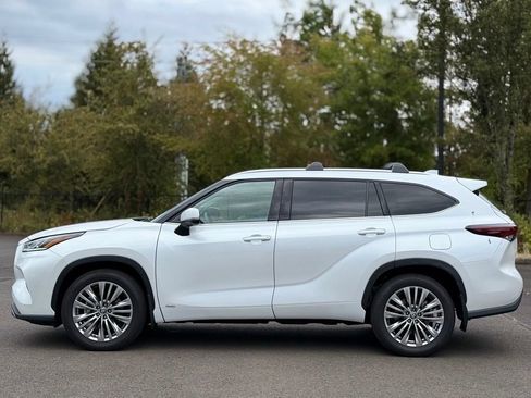 Used 2026 Toyota Highlander Platinum AWD/4WD image 2