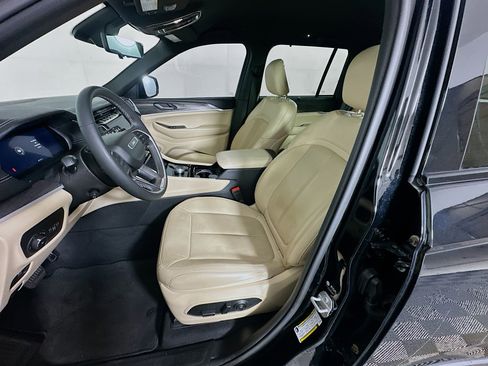 Used 2023 Jeep Grand Cherokee Limited w/ Luxury Tech Group II RWD image 13