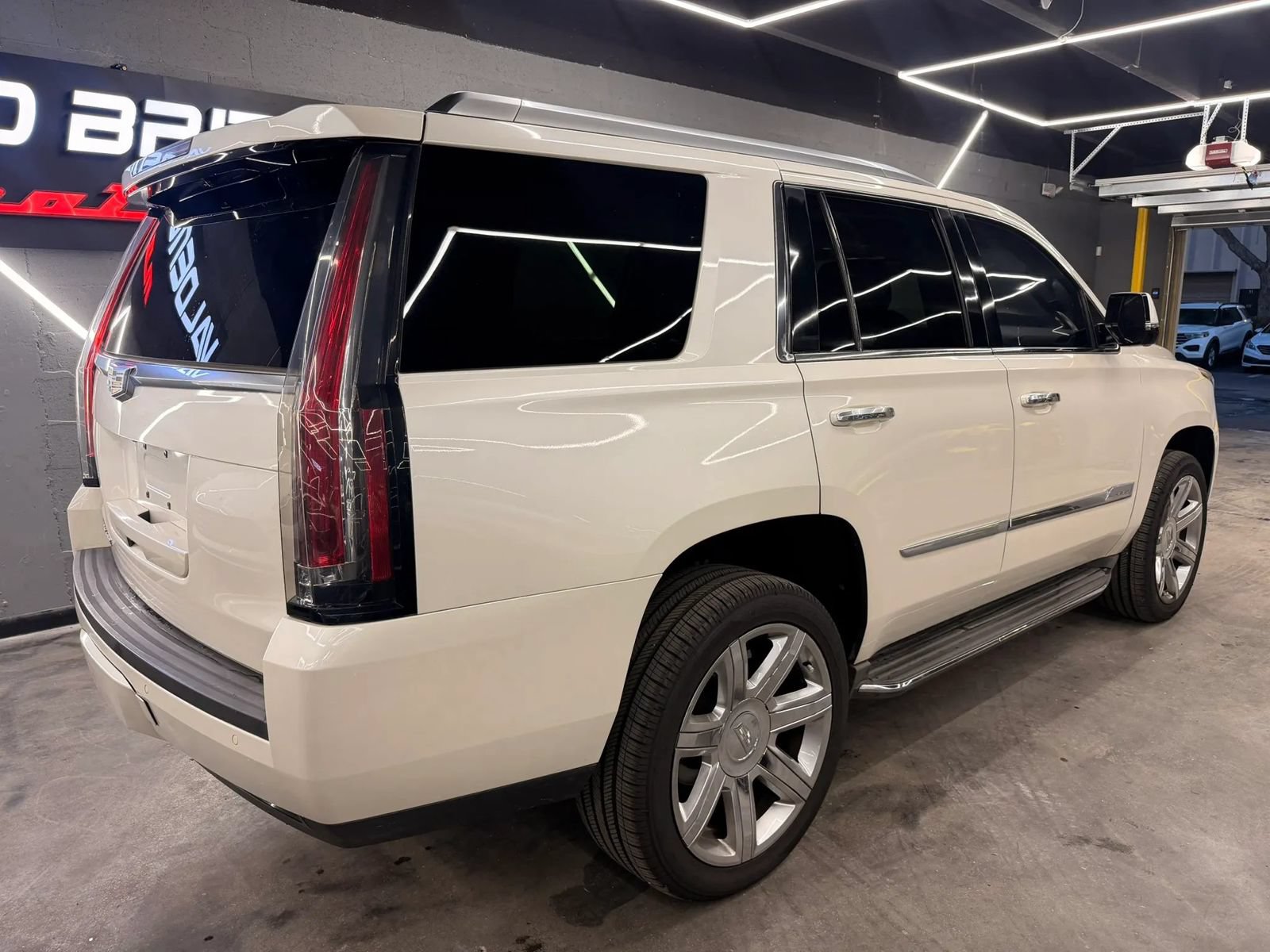 Used 2015 Cadillac Escalade Luxury RWD image 3