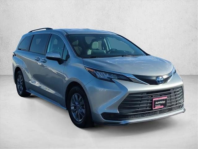 Used 2021 Toyota Sienna LE FWD image 3