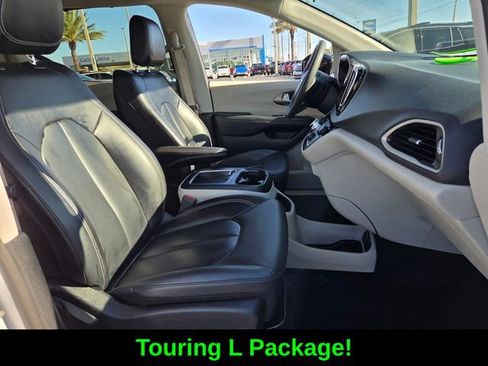 Used 2024 Chrysler Pacifica Touring-L FWD image 18