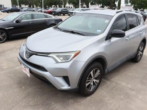 Used 2017 Toyota RAV4 LE FWD image 5