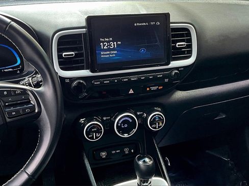 Used 2023 Hyundai Venue Limited image 6
