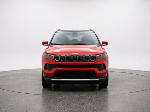 Used 2025 Jeep Compass Limited AWD/4WD image 2