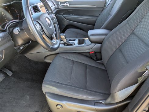 Used 2021 Jeep Grand Cherokee Laredo image 16