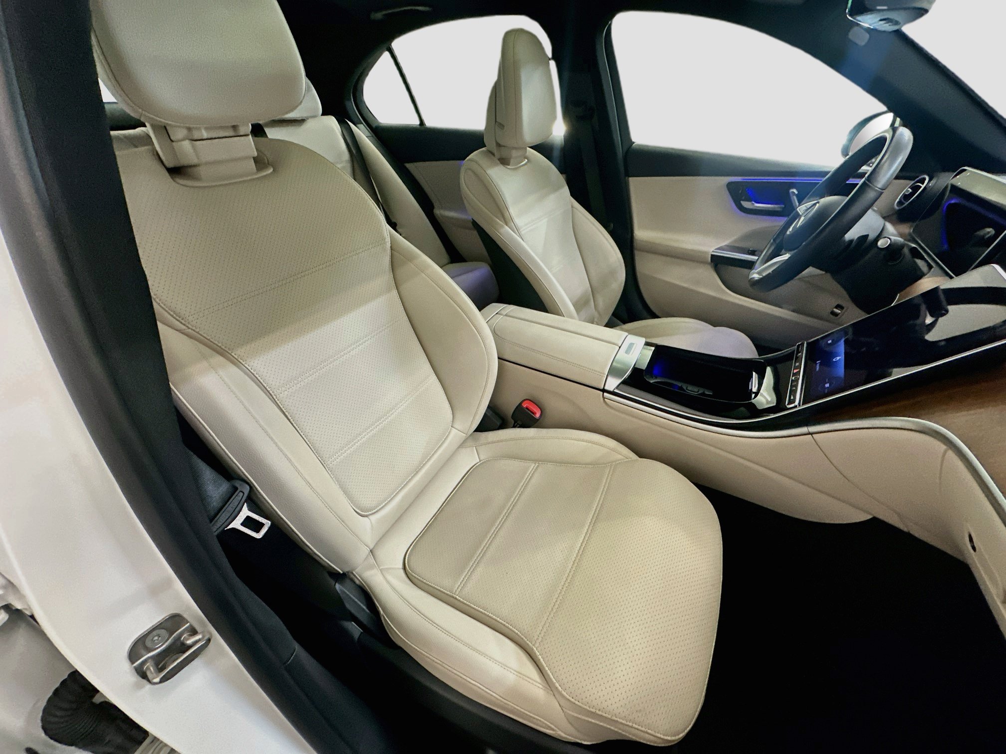 Used 2025 Mercedes-Benz C 300 4MATIC Sedan image 33