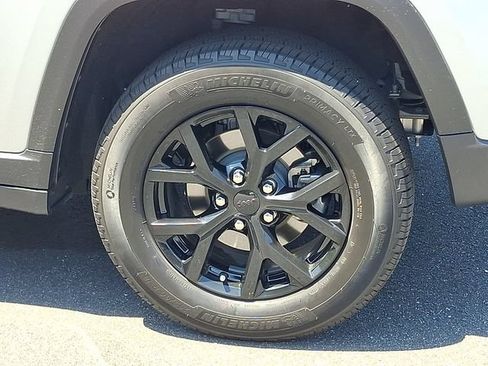 Used 2024 Jeep Grand Cherokee Altitude RWD image 26