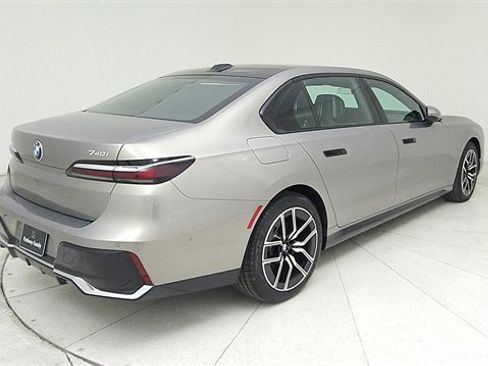 Used 2024 BMW 740i image 5