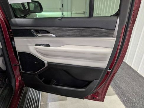 Used 2024 Jeep Wagoneer L Series III w/ Premium Group I image 27