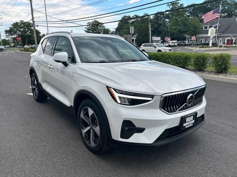 Certified 2025 Volvo XC40 B5 Plus AWD/4WD image 6