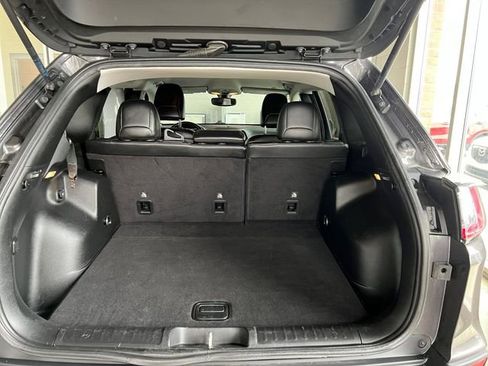 Used 2019 Jeep Cherokee Trailhawk w/ Cold Weather Group image 14