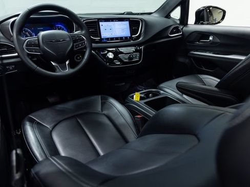 Used 2025 Chrysler Pacifica Select FWD image 19