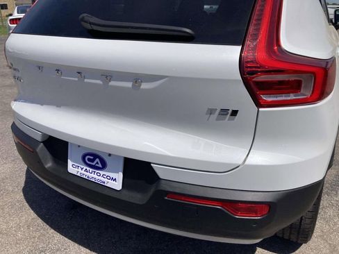 Used 2022 Volvo XC40 T5 Momentum image 11