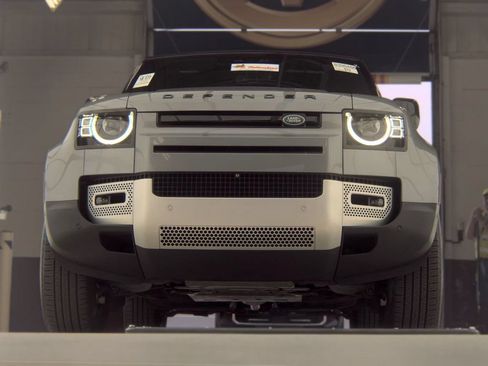 Used 2023 Land Rover Defender 130 SE AWD/4WD image 8