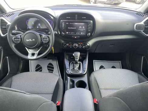 Used 2025 Kia Soul LX w/ LX Technology Package FWD image 14