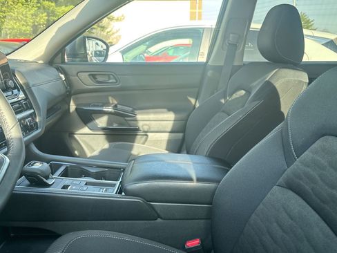 Used 2025 Nissan Pathfinder SV image 11