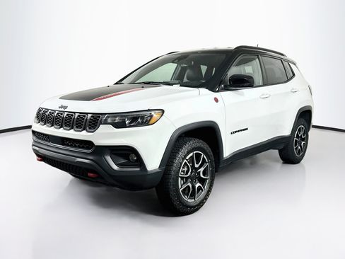Used 2025 Jeep Compass Trailhawk AWD/4WD image 3