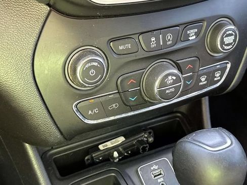 Used 2019 Jeep Cherokee Limited FWD image 26
