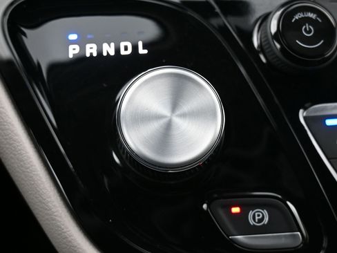Used 2024 Chrysler Pacifica Touring-L FWD image 15