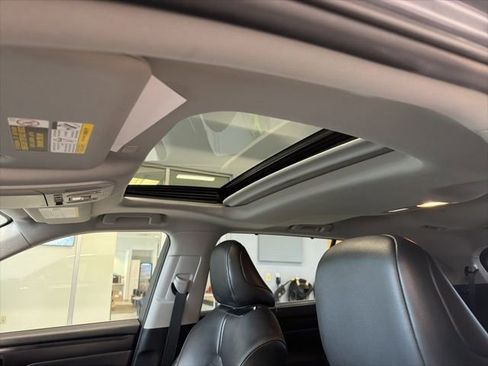 Used 2020 Toyota Highlander XLE image 2