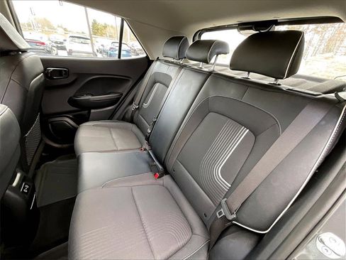 Used 2024 Hyundai Venue Limited image 14