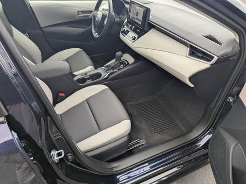Used 2025 Toyota Corolla LE w/ Convenience Package image 3