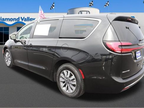 Used 2023 Chrysler Pacifica Touring-L FWD image 4