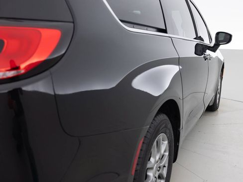 Used 2021 Chrysler Pacifica Touring FWD image 14