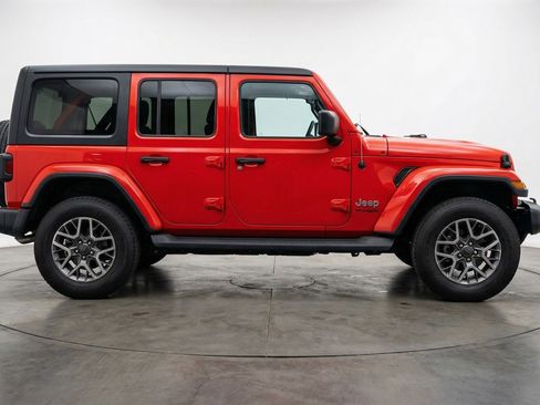 Used 2025 Jeep Wrangler Sahara image 11