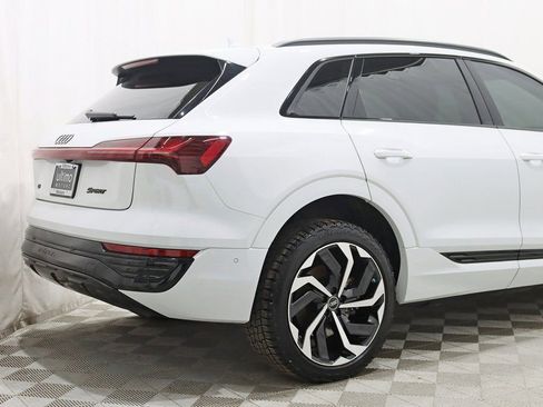 Used 2024 Audi Q8 e-tron Prestige image 9