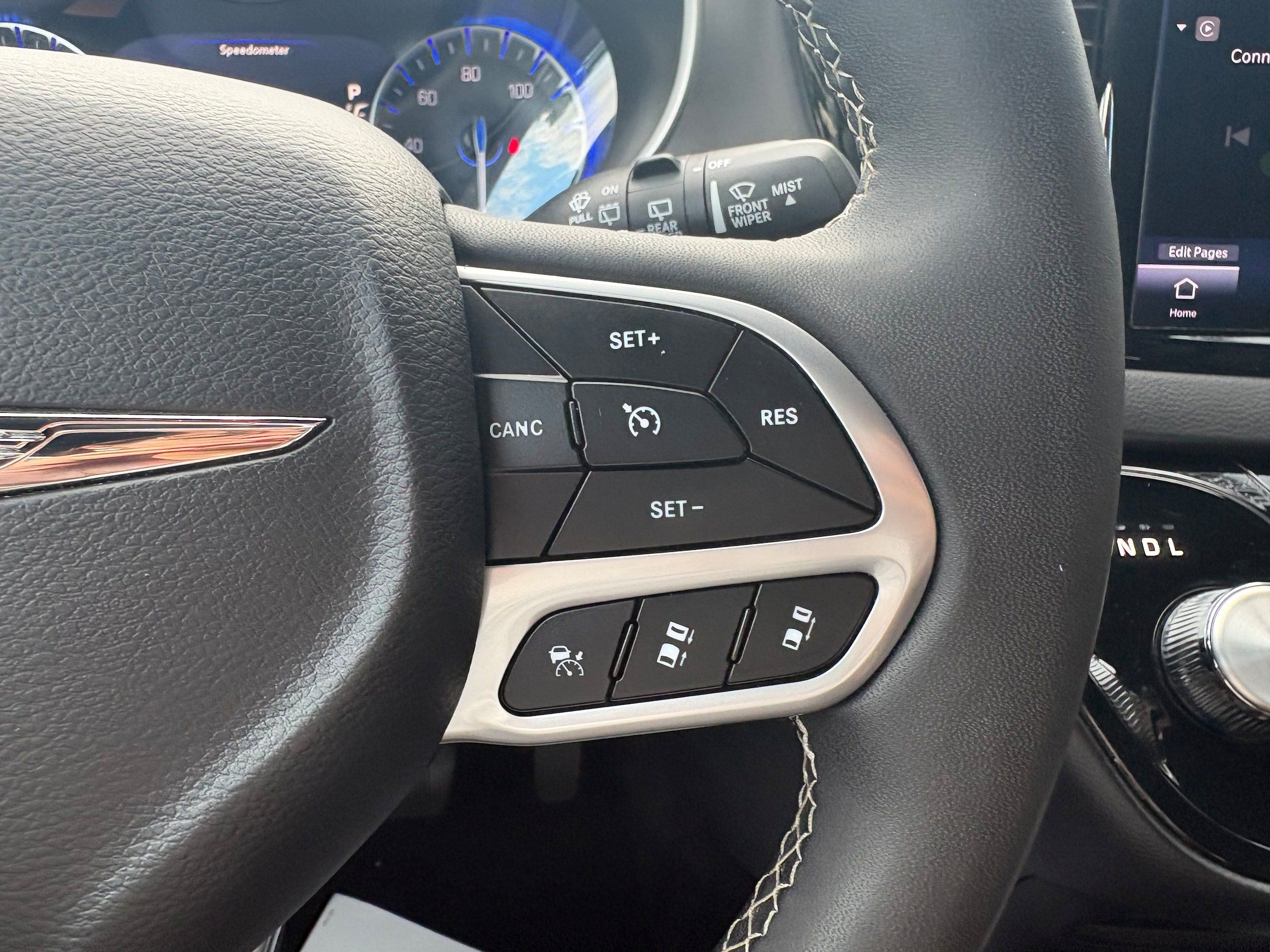 Certified 2025 Chrysler Pacifica Select FWD image 18