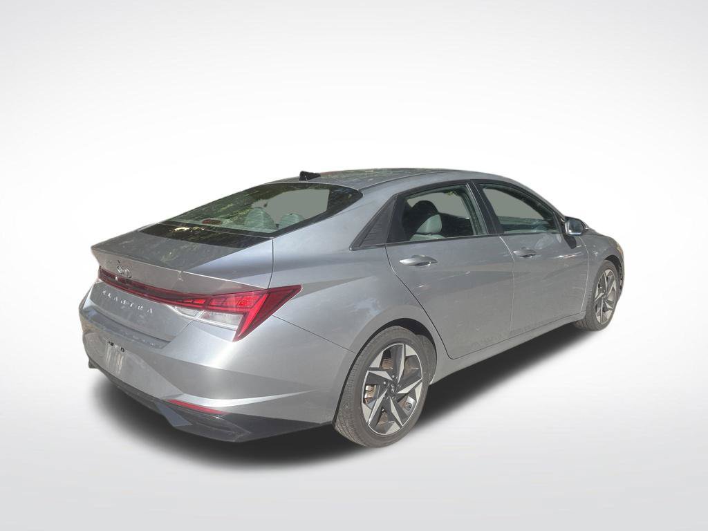 Used 2022 Hyundai Elantra SEL w/ Convenience + Premium Package FWD image 4