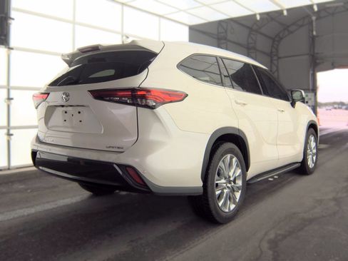 Used 2020 Toyota Highlander Limited FWD image 4