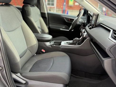 Used 2021 Toyota RAV4 LE image 15