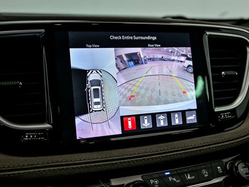 Used 2021 Chrysler Pacifica Limited w/ Uconnect Theater Family Group image 23