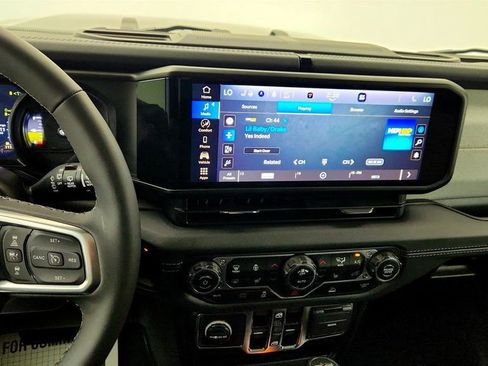 Used 2025 Jeep Wrangler Unlimited Sahara image 16