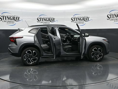 Used 2024 Chevrolet Trax RS w/ Sunroof Package FWD image 36