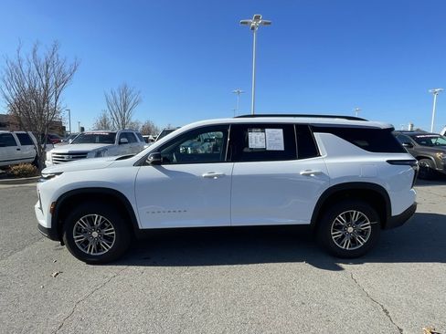 Used 2025 Chevrolet Traverse LT image 4