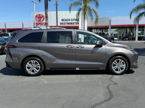 Certified 2024 Toyota Sienna Platinum image 13