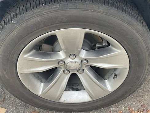 Used 2018 Dodge Challenger SXT image 4