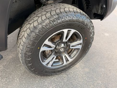 Used 2020 Toyota Tacoma TRD Off-Road AWD/4WD image 15