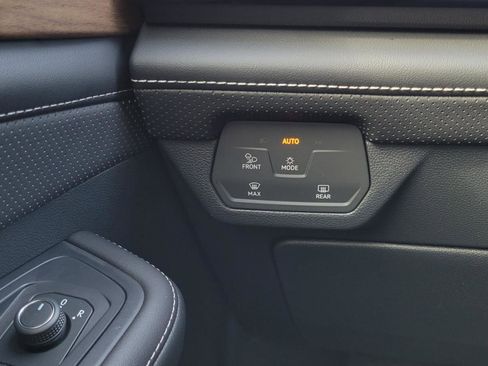 Certified 2025 Volkswagen Atlas SE w/ Panoramic Sunroof Package image 15