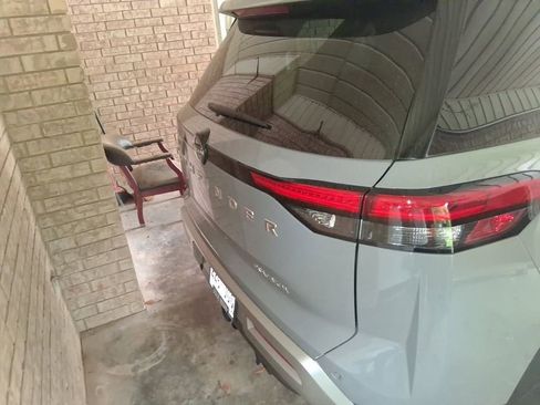 Used 2025 Nissan Pathfinder Platinum FWD image 3