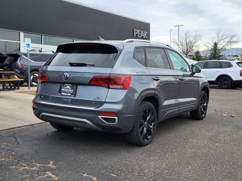 Used 2022 Volkswagen Taos SE w/ Panoramic Sunroof Package image 4