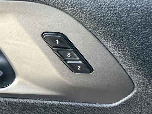 Used 2025 Chrysler Pacifica Select image 17