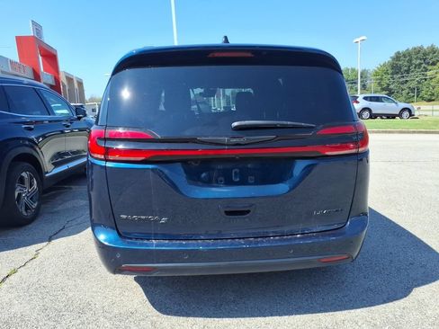 Used 2025 Chrysler Pacifica Limited FWD image 3