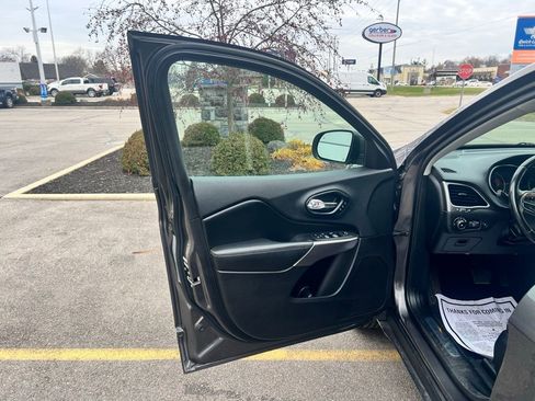 Used 2019 Jeep Cherokee Limited image 22