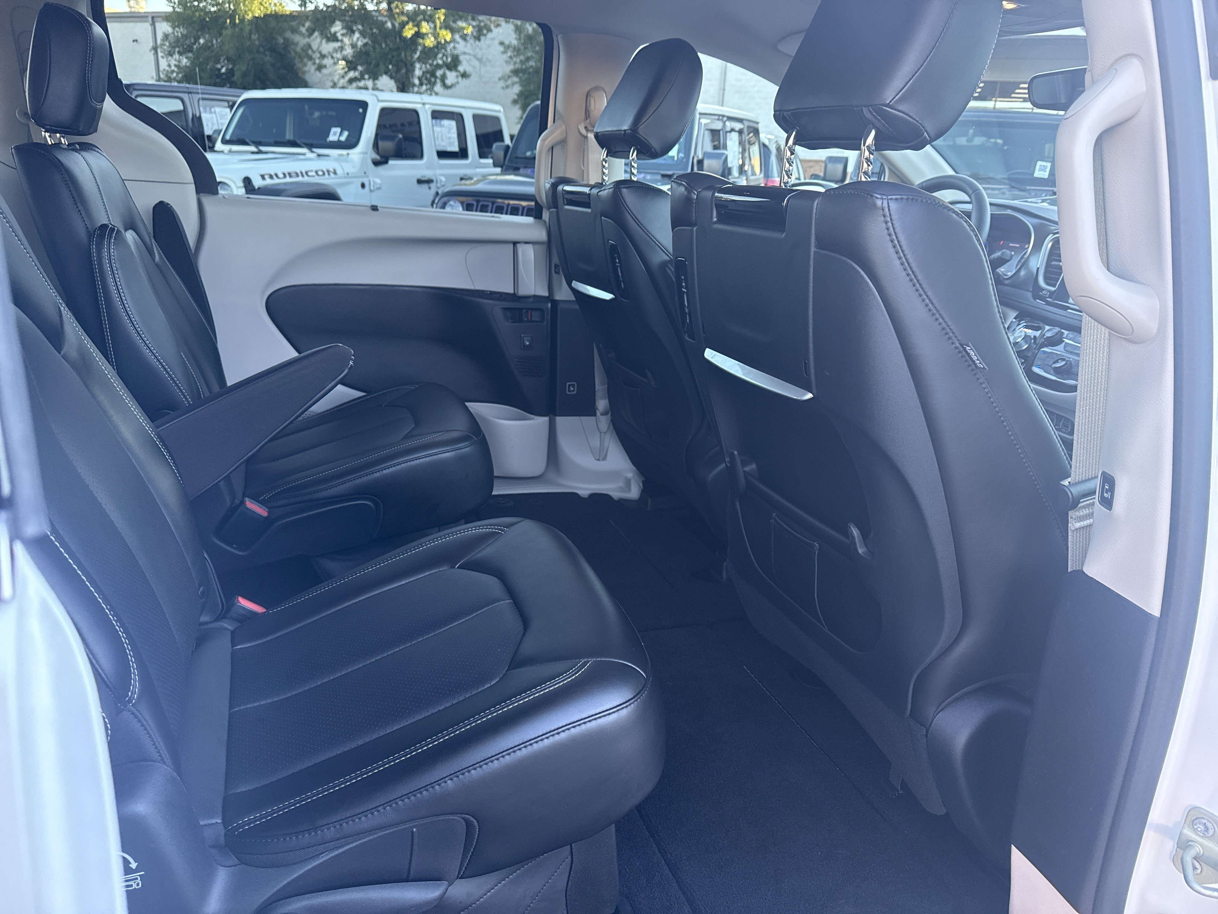 Used 2023 Chrysler Pacifica Touring-L w/ Uconnect Theater Family Group AWD/4WD image 15