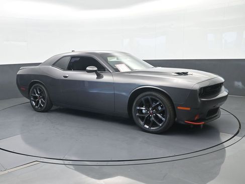 Used 2022 Dodge Challenger SXT w/ Driver Convenience Group RWD image 8
