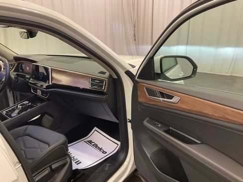 Used 2025 Volkswagen Atlas SE image 24